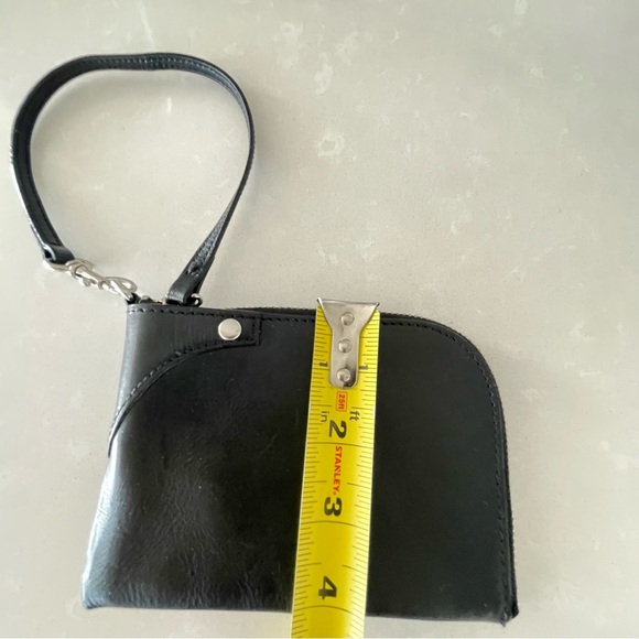 GAP BLACK LEATHER ZIPPED CLOSURE WRISTLET - Picture 8 of 10